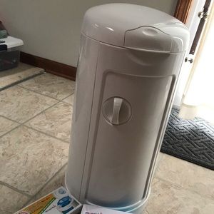 Munchkin baby diaper genie garbage can with bags
